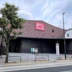 鉄板の作り出す曲面が印象的、従来の公共建築物の概念を覆す外観