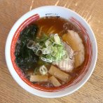ラーメン／麺160g。ストレートの中細麺は、店主の荒木さんがスープに合わせてよりすぐったもの