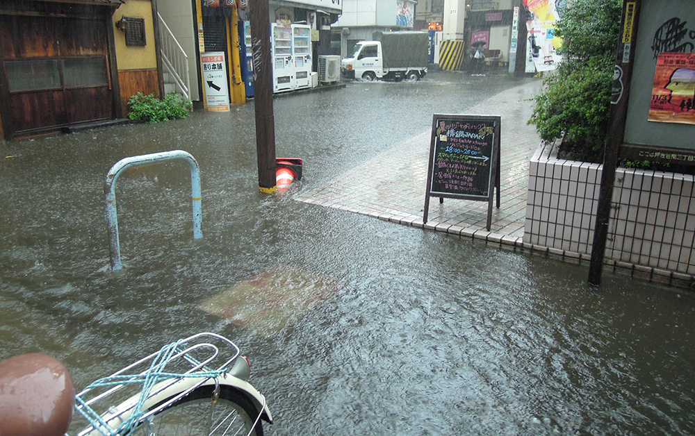 2011（平成23）年８月26日の大雨で冠水した阿佐ケ谷駅付近