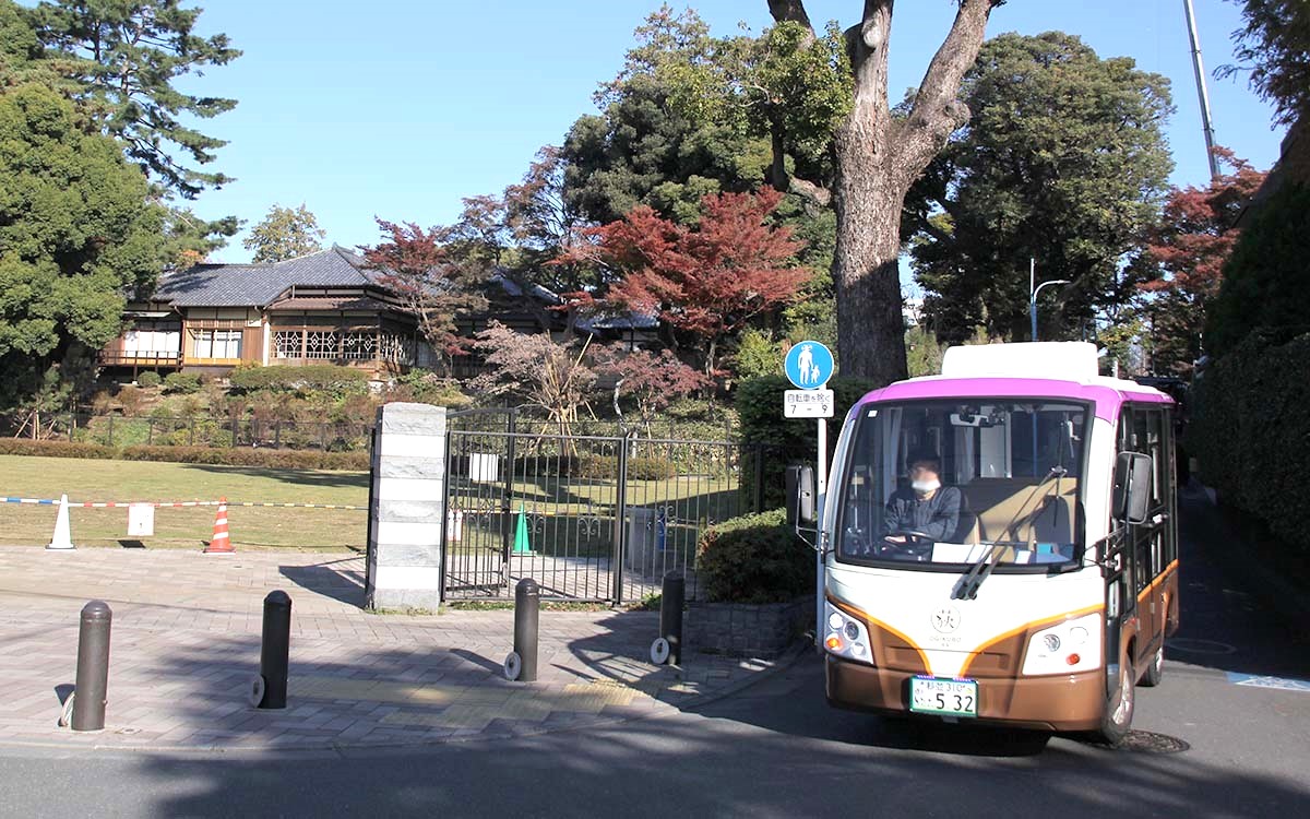 荻外荘公園の前を走るグリーンスローモビリティ