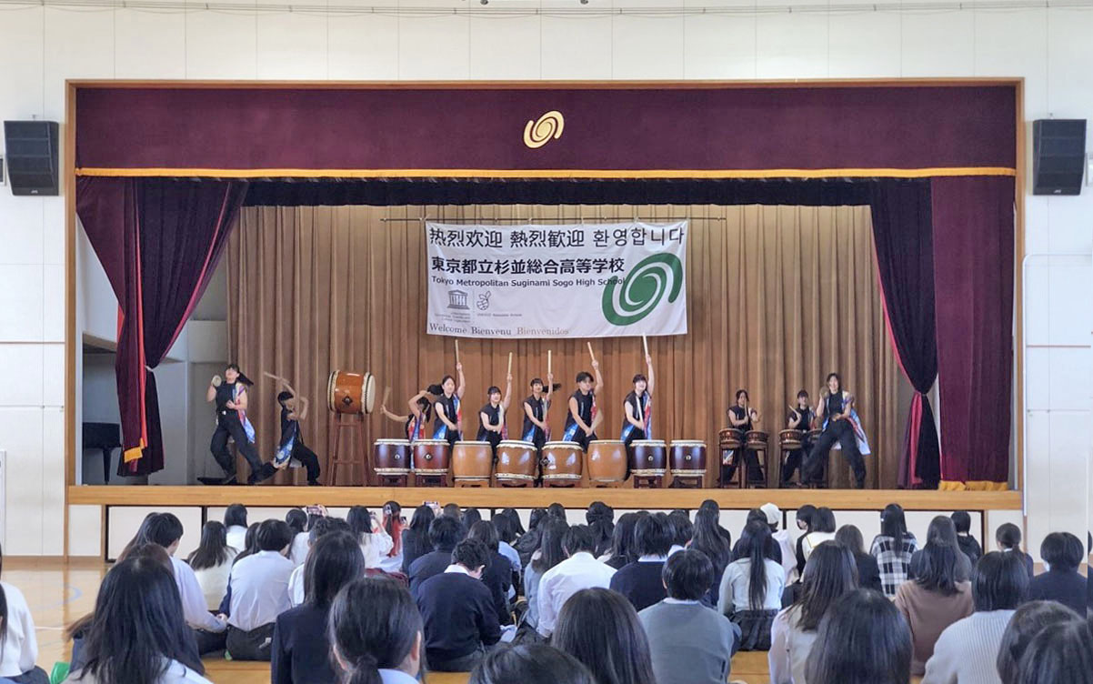 海外の姉妹校から来校した生徒に、和太鼓部が演奏を披露（写真提供：東京都立杉並総合高等学校）