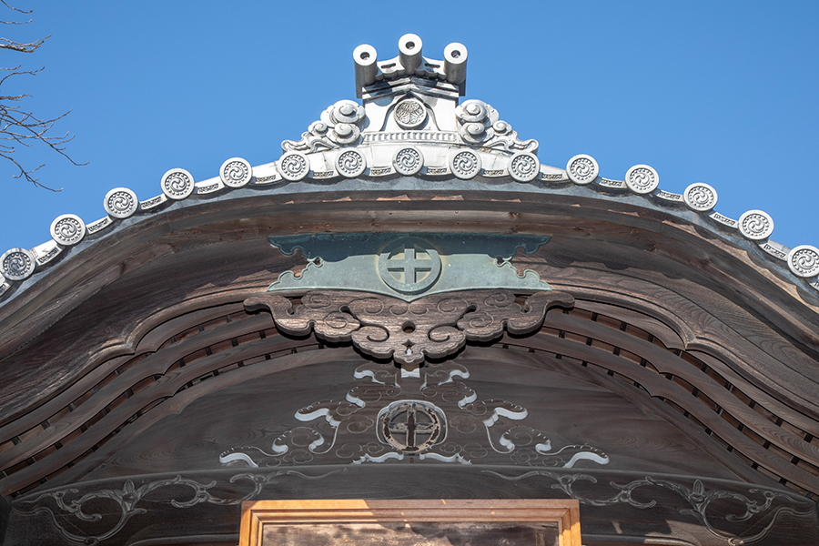 本堂には島津家の「丸に十字紋」、屋根瓦には徳川家の「葵紋」
