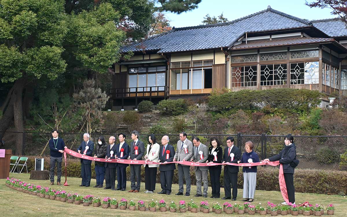 岸本区長と来賓によるテープカット