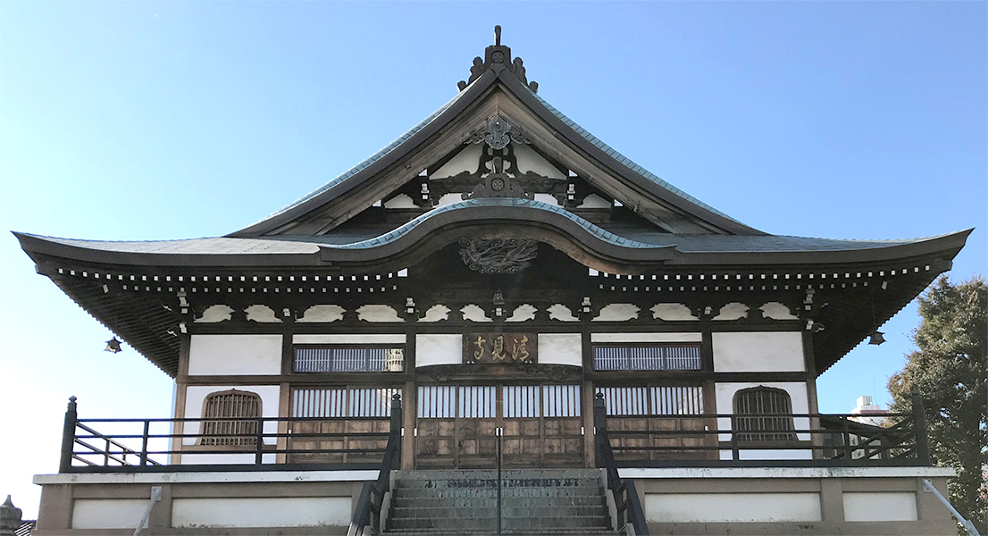 新高円寺駅から青梅街道沿いに西へ徒歩約５分。翼を広げたような形の本堂は風格がある