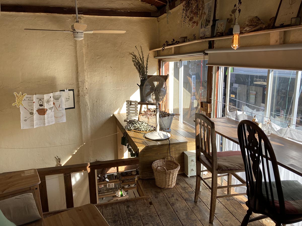 隠れ家のような雰囲気の２階カフェスペース。片桐さん手作りのドライフラワーが飾られている