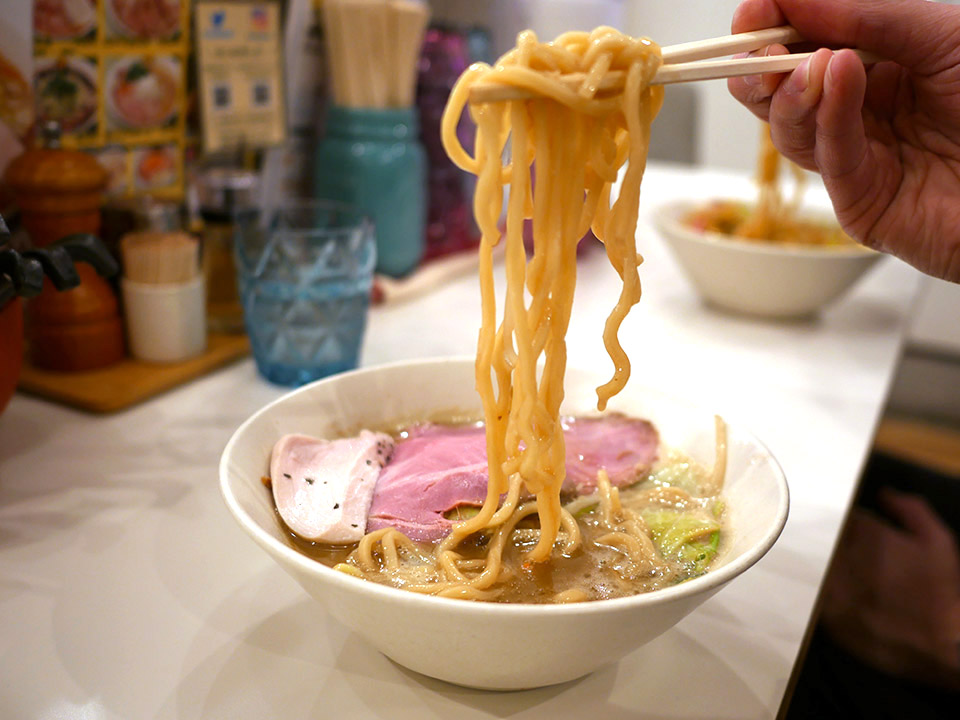 もちっとした麺に濃厚なスープがよく絡み、食べ応え抜群（写真提供：EXPERIENCE SUGINAMI TOKYO）