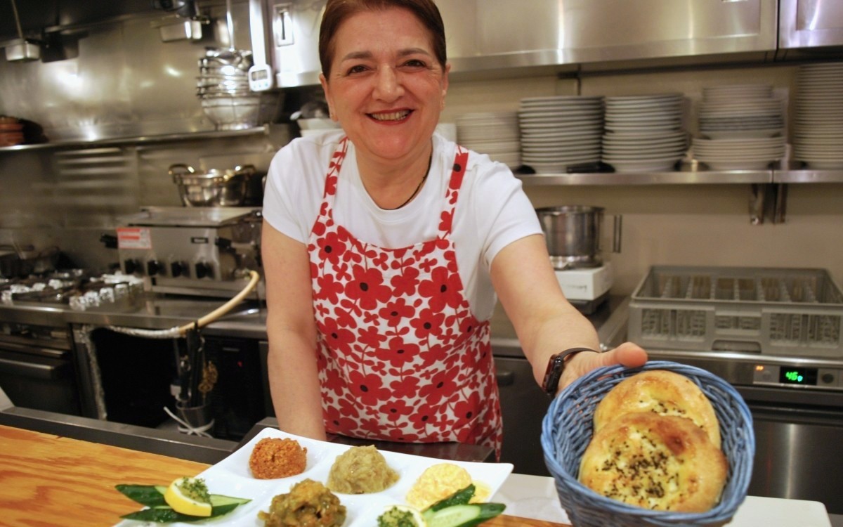 「前菜のメゼはトルコのパン、エキメッキと一緒にどうぞ」とエリフさん