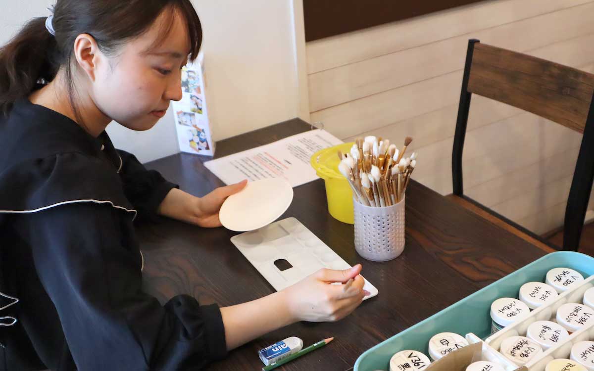 「どんなお皿にしようかな」。ポタリー体験は年齢を問わずチャレンジできる（写真提供：ぽたかふぇ。）