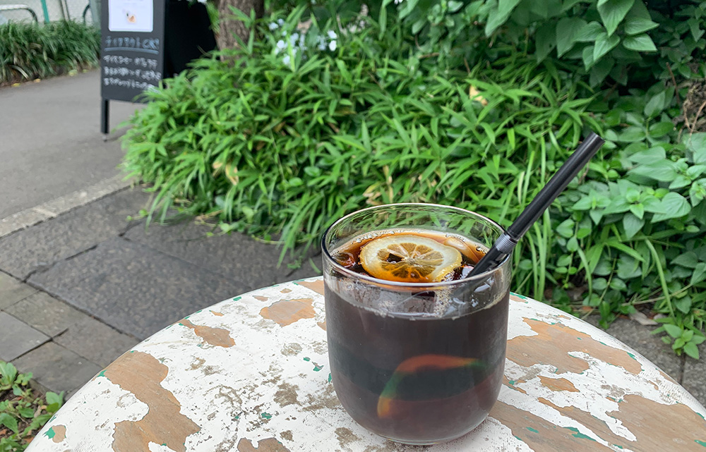 看板メニューの「レモンコーヒー」。コーヒー豆は、浅煎りのスペシャルティコーヒーと、神戸から取り寄せたコクのある余白珈琲の２種類から選べる。トッピングの自家製レモン漬けもおいしい