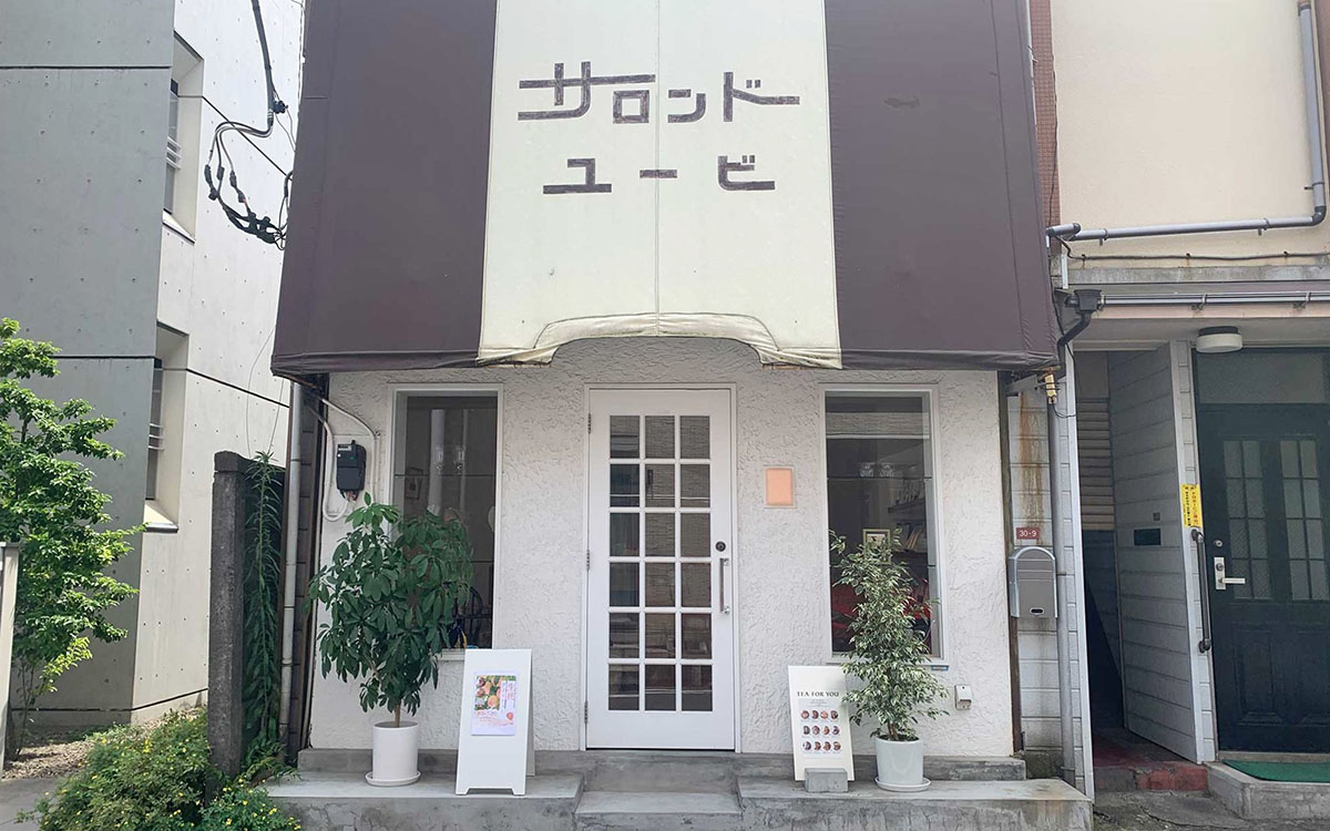 Tea for You店舗外観。元の美容室のテント看板を残している