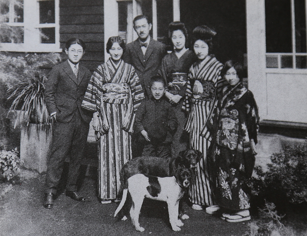 1926（大正15）年秋、 家族とともに青山南町の自邸で。左より頼春、澄子、頼寧、頼義、貞子、静、正子（提供：有馬頼央氏）