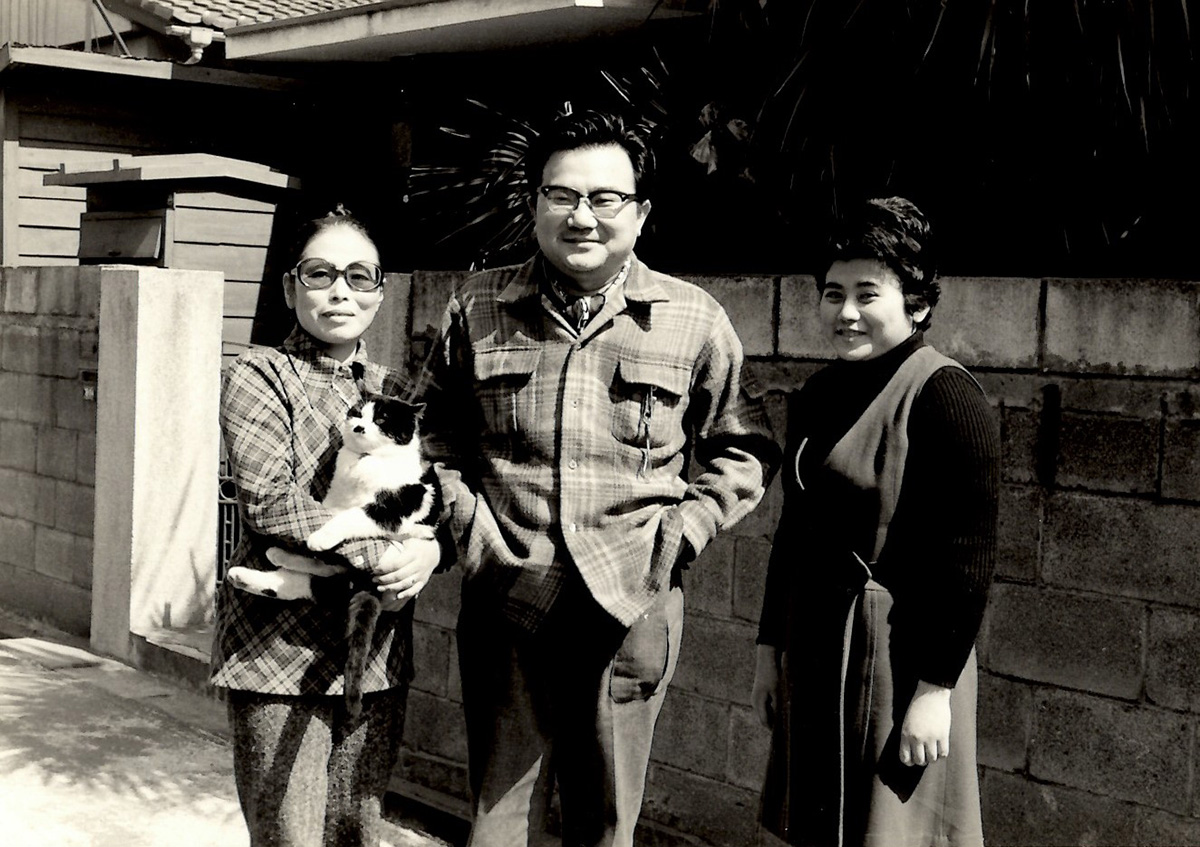 杉並区井草の自宅前で家族と。1972（昭和47）年、41歳のころ（写真提供：開高健記念会）