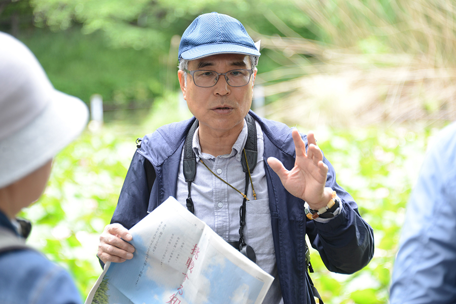 善福寺公園探鳥会で解説する西村さん（写真提供：西村眞一さん）
