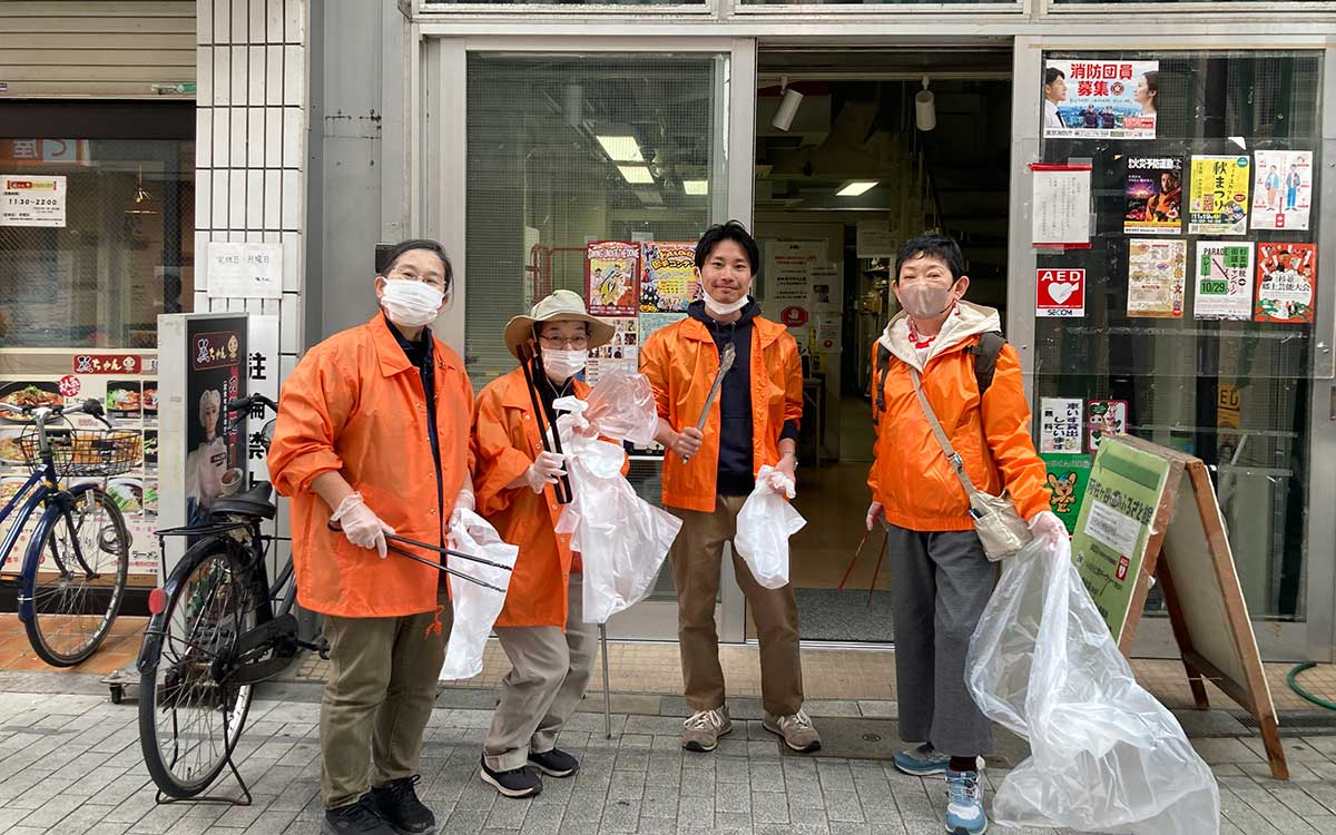 阿佐谷ジャズストリートが終了した翌日、街をきれいにするためスタッフとごみ拾い（写真提供：阿佐谷ジャズストリート実行委員会）