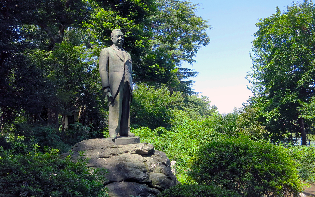 都立善福寺公園の上の池のほとりにたたずむ内田秀五郎像。喜寿を記念し、有志により1953（昭和28）年６月に建てられた