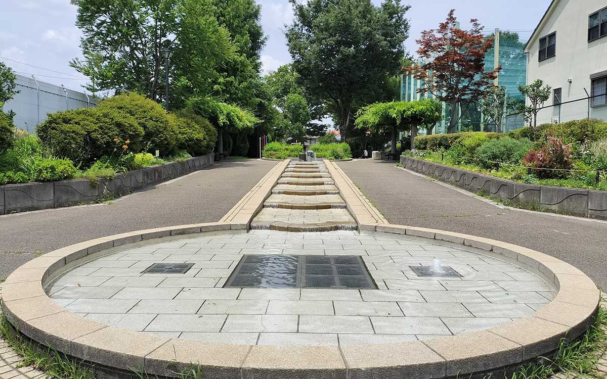 水は緩やかな階段を下って流れる